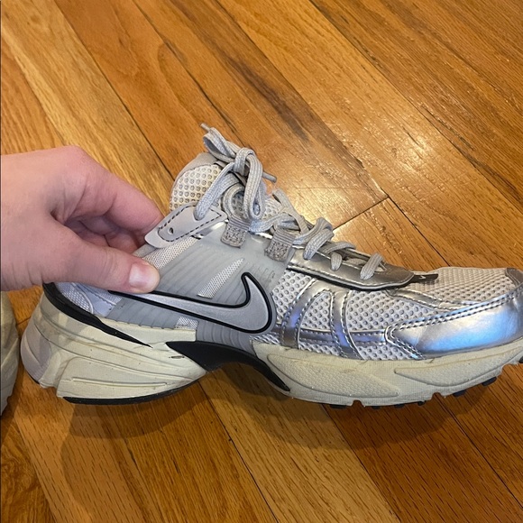 Nike Metallic Silver V2K RUN SHOES - Picture 3 of 4
